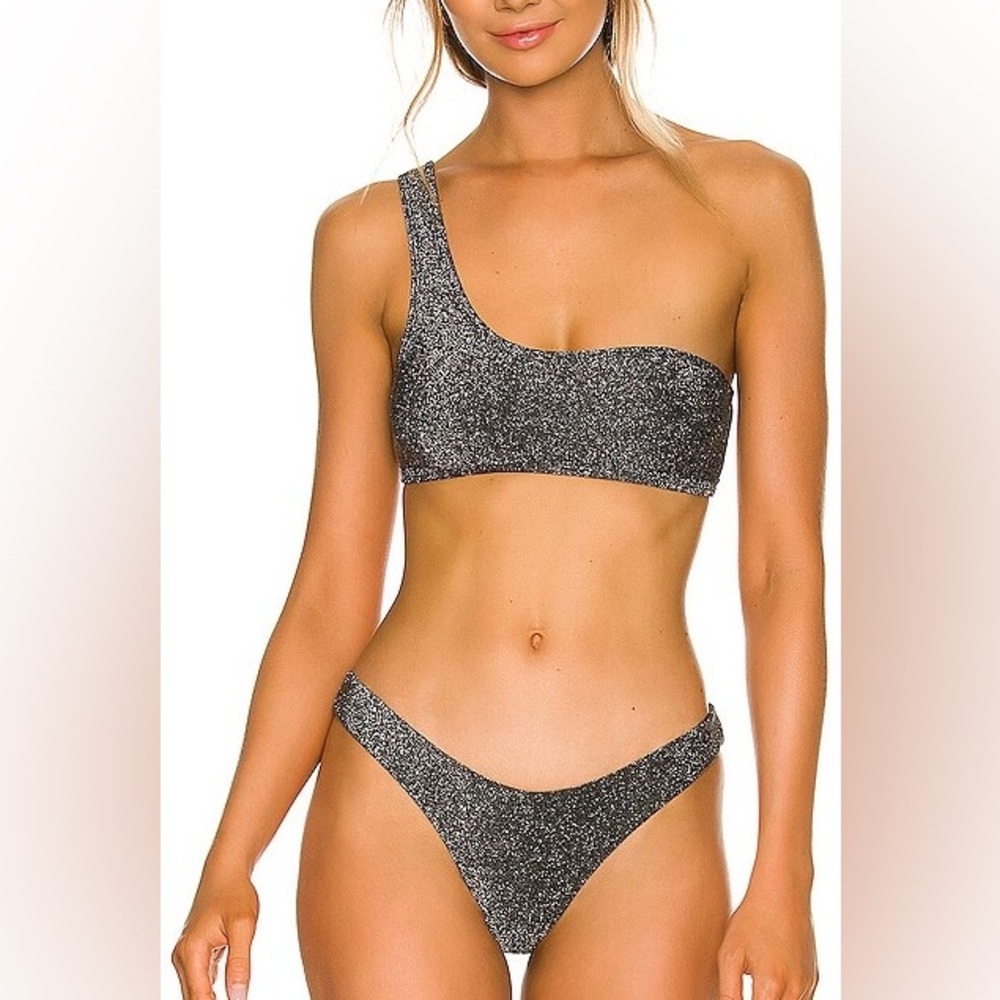 THE ASYMMETRIC BIKINI TOP / It's Now Cool
Color: Gunmetal
Size: S
